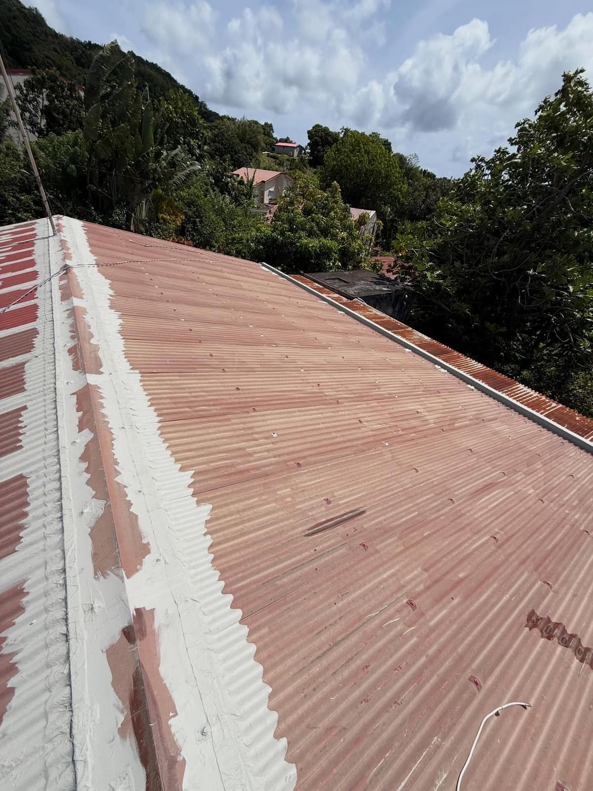 Avant peinture vert lagon sur toiture tôle à La Réunion