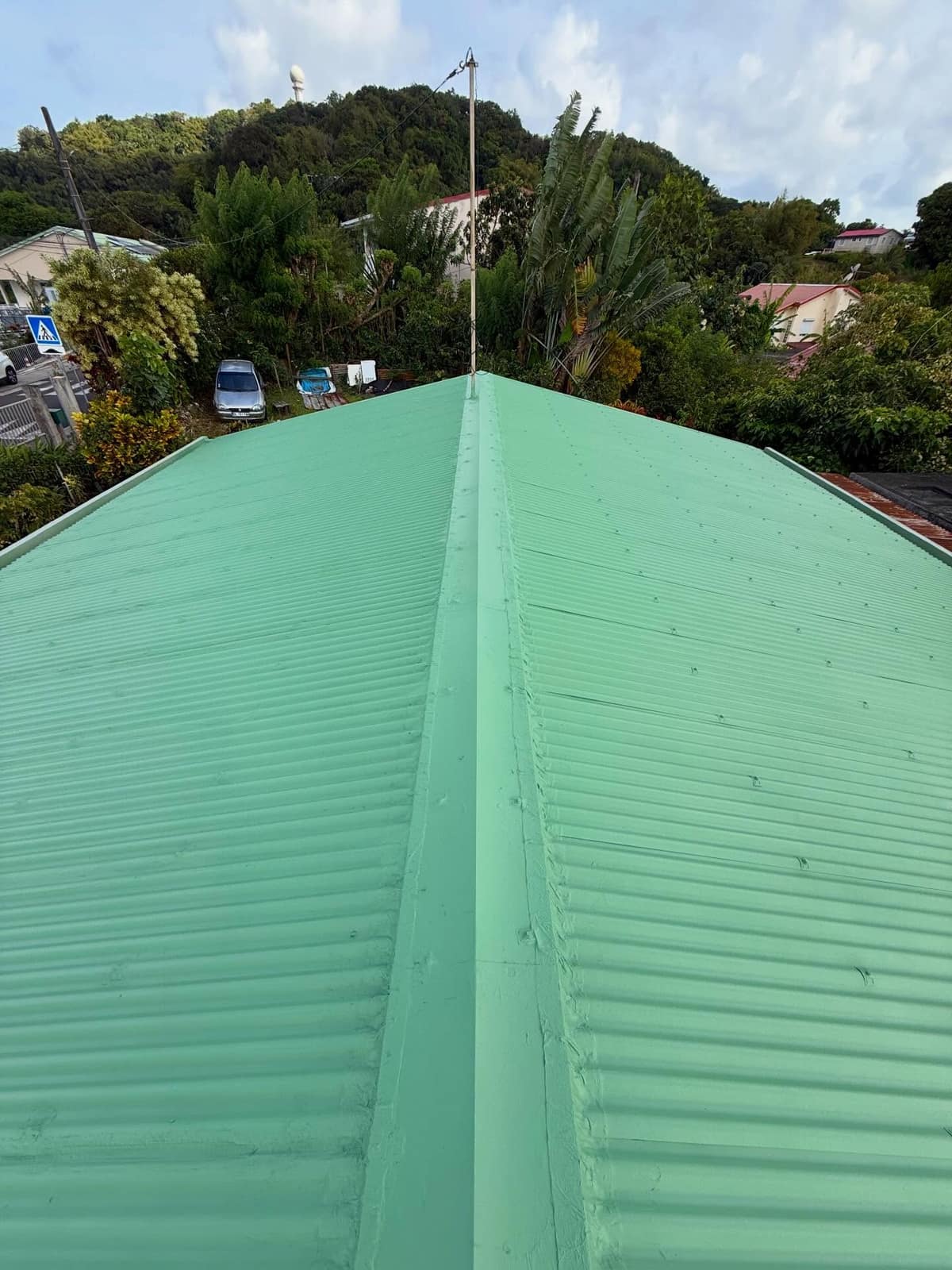 Après peinture vert lagon sur toiture tôle à La Réunion