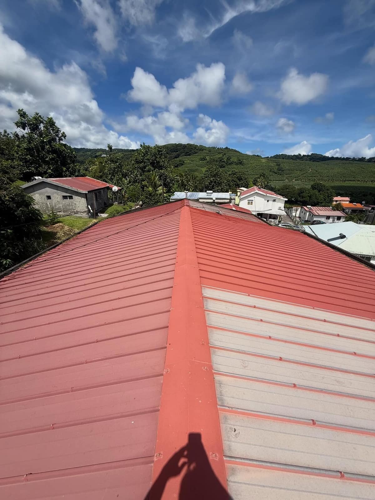 Avant rénovation bleu ciel sur toiture tôle à La Réunion