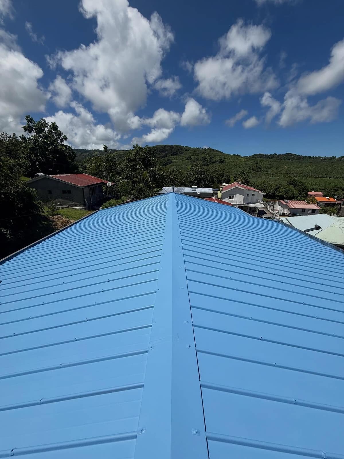Après rénovation bleu ciel sur toiture tôle à La Réunion
