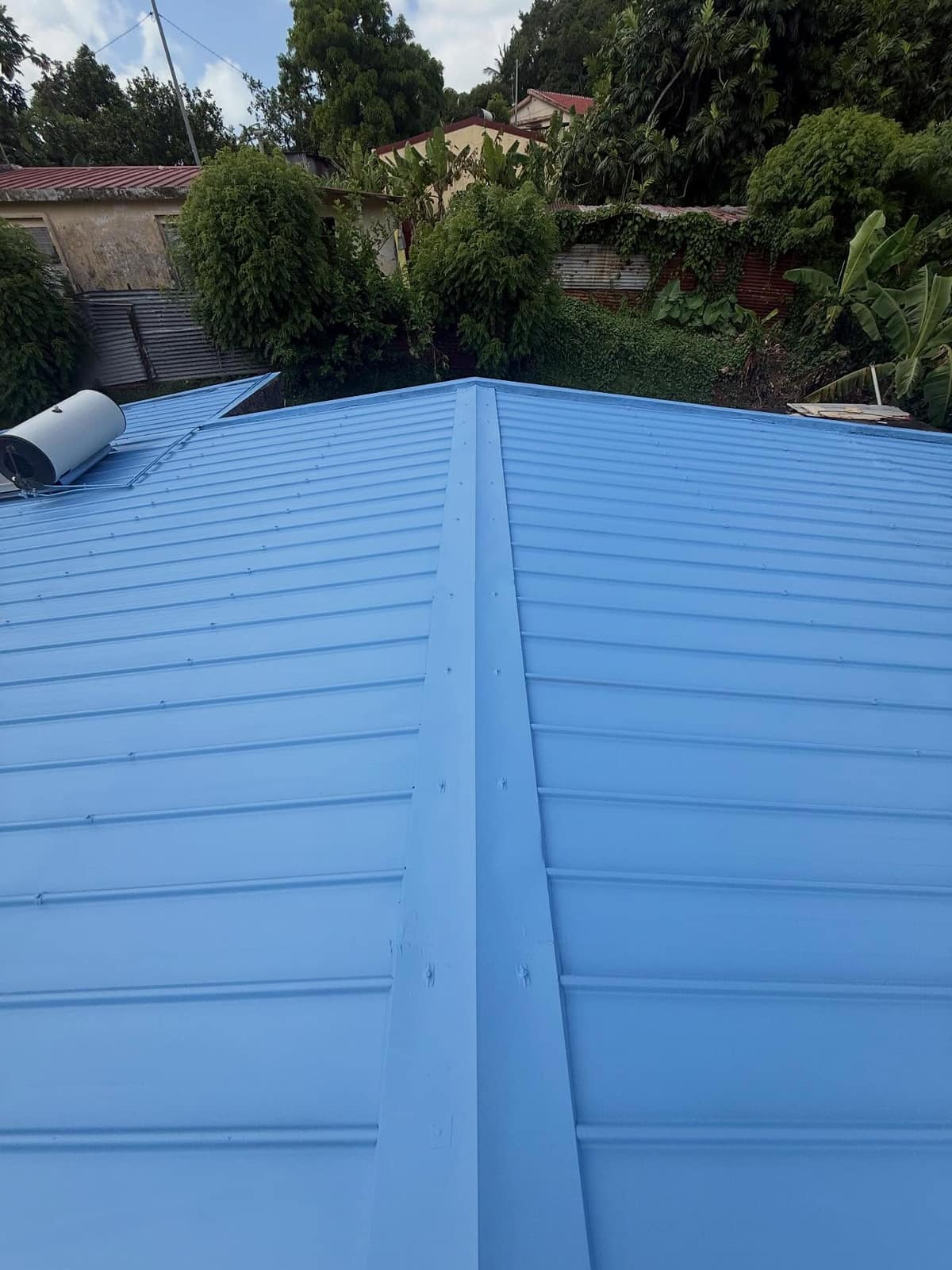 Après détail toiture tôle peinture bleu ciel