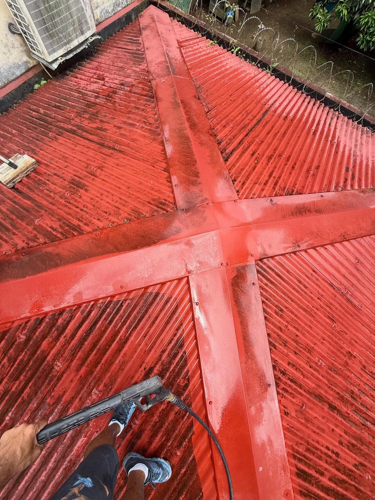 Avant nettoyage d’une toiture tôle rouge à La Réunion