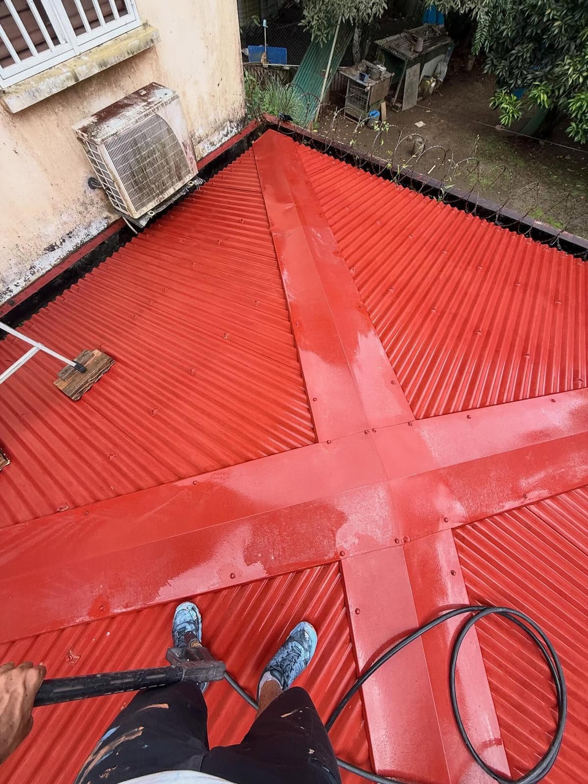Après nettoyage d’une toiture tôle rouge à La Réunion