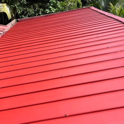 Toiture tôle rouge après rénovation à Saint-Paul