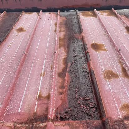 Détail toiture rouge avant nettoyage à La Saline-les-Bains