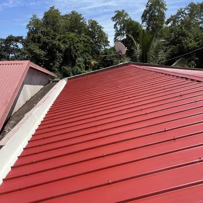 Toiture rouge après rénovation à Saint-Leu